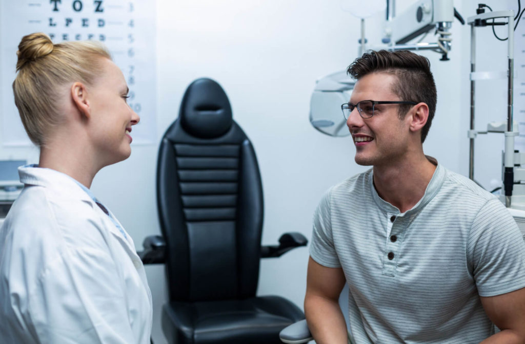 An optometrist talking to her patient in an optical clinic.